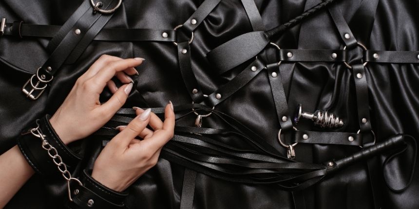 Bdsm per principianti che esplorano costrizioni e accessori bondage - lovesexshop.it sex shop