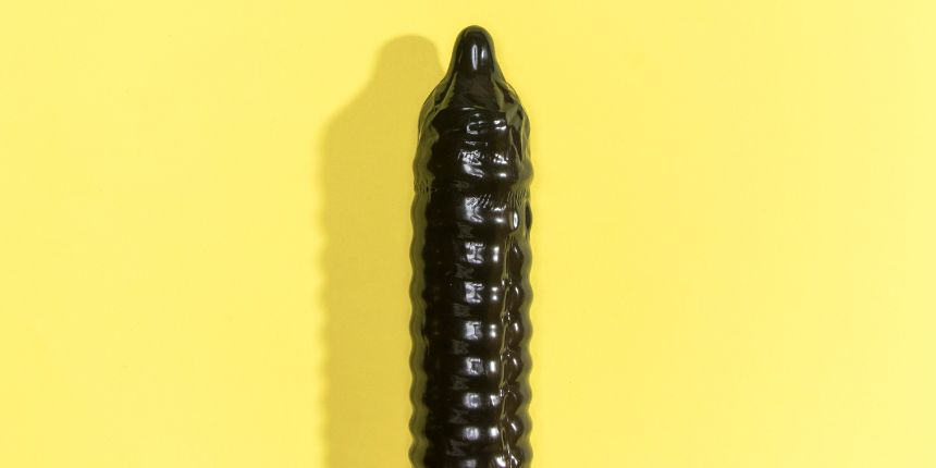 Dildo nero su sfondo giallo - lovesexshop.it sex shop