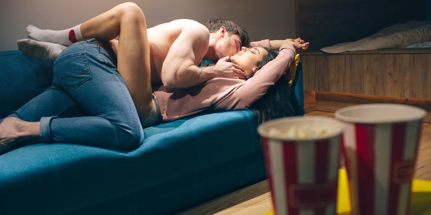 Coppia che si bacia durante una serata film erotici a casa | lovesexshop.it sex shop