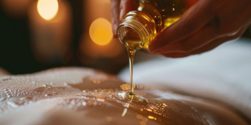 Olio da massaggio erotico applicato sulla pelle per un massaggio sensuale rilassante | lovesexshop.it Sex Shop