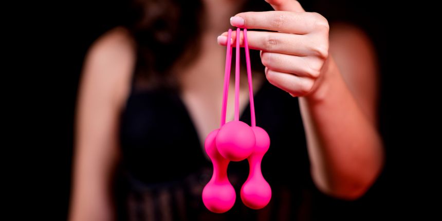 Donna che tiene in mano delle palline kegel per esercizi del pavimento pelvico e orgasmi più intensi | lovesexshop.it sex shop