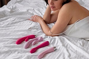 Dildo vs. Vibratore: Pro e contro, quando scegliere?